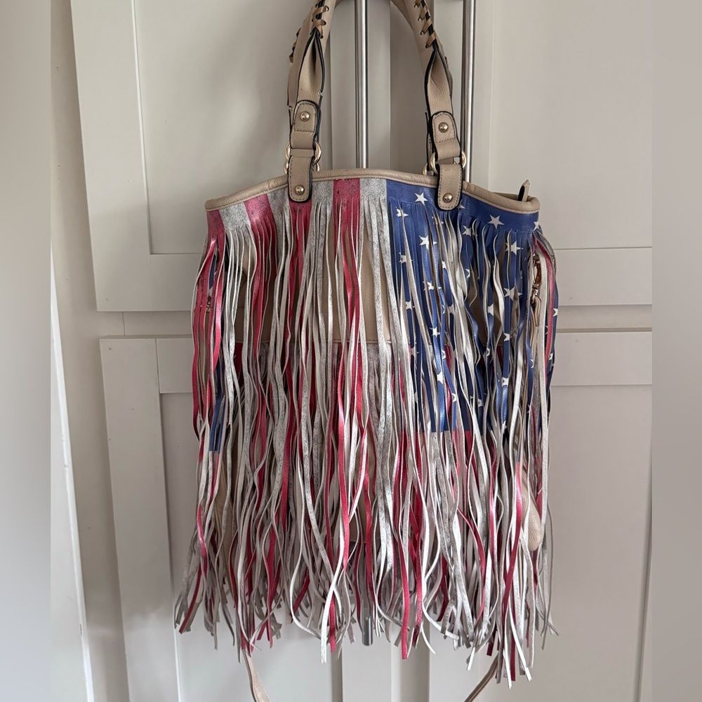 I’m selling this cute patriotic purse.